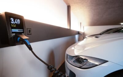 φόρτιση ηλεκτρικού αυτοκινήτου σε wallbox ή πρίζα